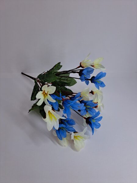 Divkrāsu minililiju puķu pušķis